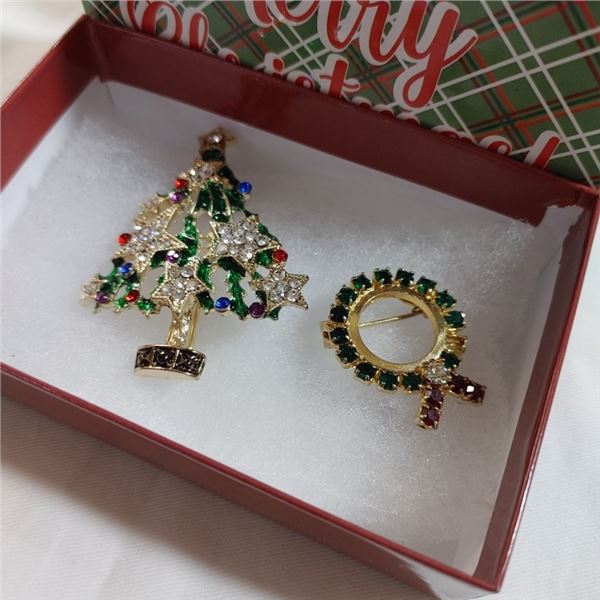 2 VINTAGE CHRISTMAS BROOCHES IN BOX