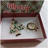 Image 2 : 2 VINTAGE CHRISTMAS BROOCHES IN BOX