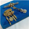 Image 1 : 3 VINTAGE GOLD TONE BROOCHES