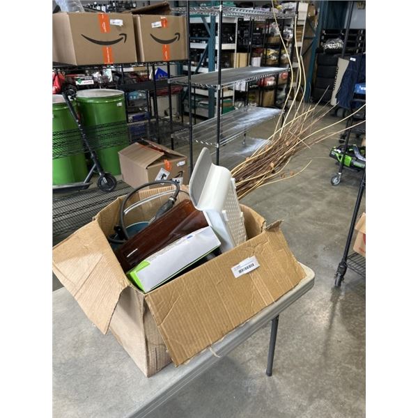 BOX OF HOUSEHOLD INCLUIDNG BROWN PLANT VASE, SYLVANIA CFL LIGHTS, ADJUSTABLE BATHTUB TRAY, MUFFIN TR