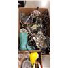 Image 3 : BOX AND TRAY OF GARDEN DECOR AND METAL DECOR, ETC