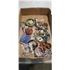 Image 2 : 2 TRAYS OF OF COLLECTIBLE AND ESTATE JEWELLERY