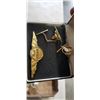 Image 4 : 2 TRAYS OF OF COLLECTIBLE AND ESTATE JEWELLERY