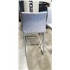 Image 4 : 3 MODERN GREY FABRIC BAR STOOLS
