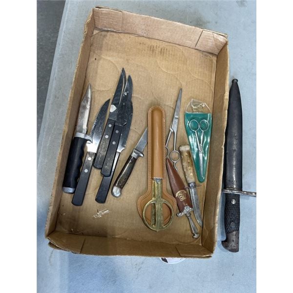 TRAY OF ASSORTED KNIVES AND SHEATHED SCISSORS
