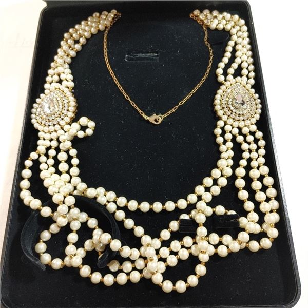 VINTAGE LARGE PEARLS NECKLACE IN CASE