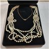 Image 2 : VINTAGE LARGE PEARLS NECKLACE IN CASE