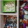 Image 2 : LARGE CASE W/ BEADS AND PEARLS