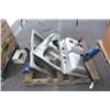 Image 1 : Pallet of Misc. Stainless Sinks