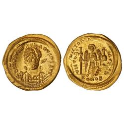 Sólido. JUSTINIANO I (527-565). CONSTANTINOPLA. Anv.: D. N. IVSTINIANVS PP. AVG. Busto de frente aco
