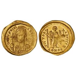 Sólido. JUSTINIANO I (527-565). CONSTANTINOPLA. Anv.: DN. IVSTINIANVS (PP) AVG. Busto de frente acor