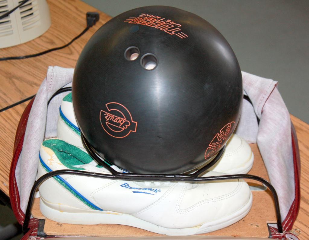 Bowler Package Bowling Ball, Shoes & Carrying Bag