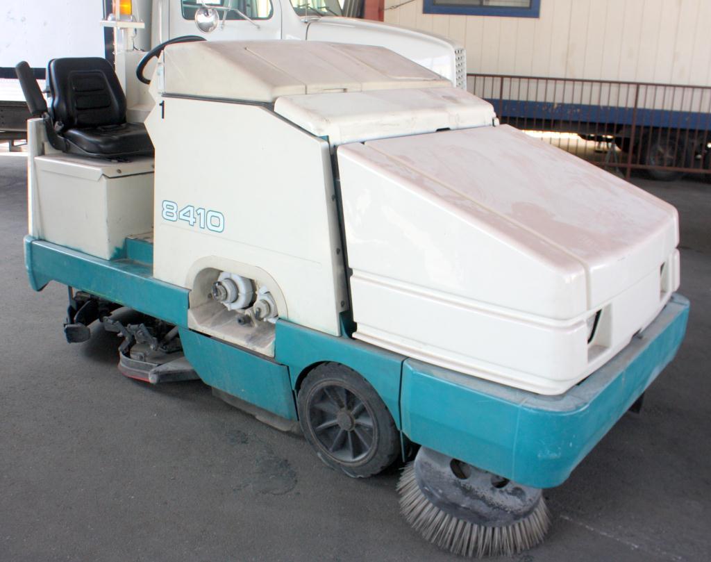 1999 Tennant 8410 Parking Lot Sweeper