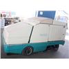 Image 3 : 1999 Tennant 8410 Parking Lot Sweeper