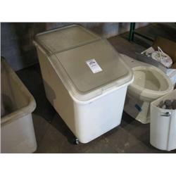 RUBBERMAID INGREDIENT BIN W LID