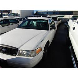 2005 WHITE FORD CROWN VICTORIA POLICE SERIES 4DR