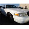 Image 4 : 2001 WHITE FORD CROWN VICTORIA POLICE SERIES 4DR