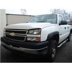 2005 WHITE CHEVROLET SILVERADO 2500 HD CREW CAB