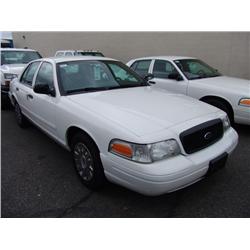 2005 WHITE FORD CROWN VICTORIA 4DR POLICE SERIES