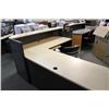 Image 2 : MAPLE L-SHAPED GALLERY RECEPTION STATION