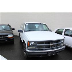 1997 WHITE CHEVROLET SUBURBAN 4DR SUV