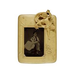 5 Fotógrafo desconocido (XIX)Retrato de una niña enmarcado, 1870-1880.Ferrotipo, imagen 8,5 x 5,5 cm