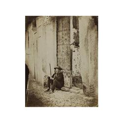 84 Casiano Alguacil (1832-1914)Mendigo, Toledo, 1860-1870.Papel albuminado, 22 x 17 cm, tiraje de ép