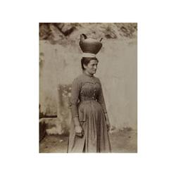 85 Nuerdein (XIX)Nº 216 campesina española, tipo de aguadora, c. 1880.Papel albuminado, 27,5 x 21,5