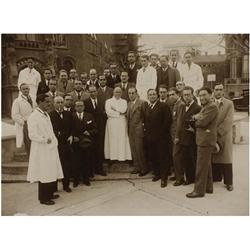 107 Fotógrafo desconocido (XX)Médicos y personal del Hospital de Sant Pau, Barcelona, 1910-1920.Gela