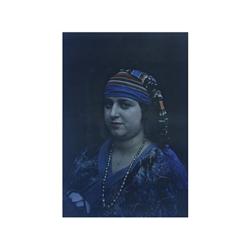 110 Fotógrafo desconocido (XX)Retrato de una mujer, c. 1910.Autocroma, 18 x 13 cm.100 - 150 €