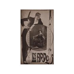 111 Alograff (s. XX)Los Ardos, c. 1910.Fotomontaje, gelatina de plata, 14 x 8 cm, sello seco del fot
