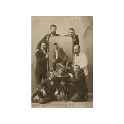 112 Manuel Company (XX)Retratro del fotógrafo Alfonso  Sánchez junto con sus compañeros del estudio