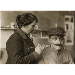 115 Ministère de la Guerre (XX)Anna Coleman en su estudio en París, creando una mascara para un sold