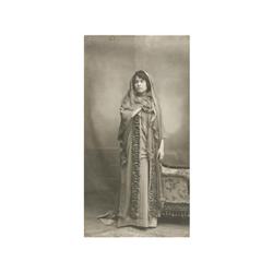 118 Amadeo (XX)2 Retratos de Margarida Xirgu, como reina Alèxia, c. 1911.Gelatina de plata, 29 x 15