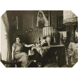 121 Badosa (XX)Retrato de Tórtola Valencia en su casa, 1920-1930.Gelatina de plata, imagen 16 x 22 c