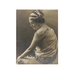 130 Alfonso Sánchez García (1880-1953)Retrato de la artista Leonor Suárez, 1914.Gelatina de plata, 2