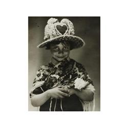 132 José Ortiz Echagüe (1886-1980)Niña con sombrero, Avila, c.1934.Gelatina de plata, 23 x 18 cm, fi