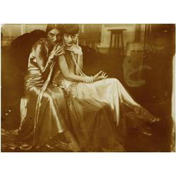 169 Emili Vilà (1887-1967)Retrato de dos modelos, 1920-1930.Gelatina de plata, 9 x 12 cm,  tirajes d