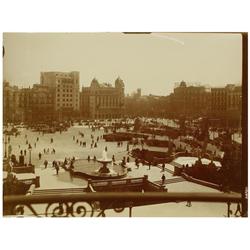 179 Emili Vilà (1887-1967)La plaza Cataluña, 1920-1930.Gelatina de plata, 9 x 12 cm, tirajes de époc