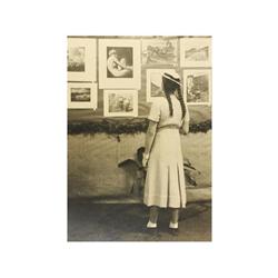 188 Enrique Aznar (1903-1959) atribuidaNiña mirando una exposición de fotografías, 1930-1940.Gelatin