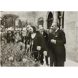 192 Lluis Torrents (XX)La reina de Rumania durante su visita a la Diputación de Barcelona., 1929.Gel