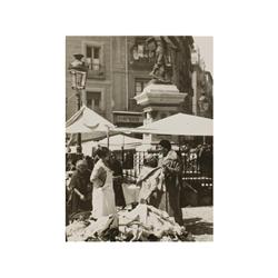 193 Piortiz (XX)La escritora Pilar Millan Astray en el Rastro de Madrid, 1931.Gelatina de plata, 22,