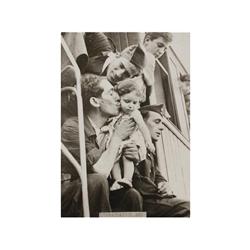 204 Robert Capa (Ernö Andrei Friedman 1913-1954)Milicianos despidiendose en la estacion de Barcelona
