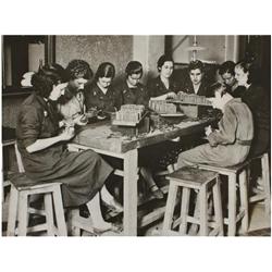206 Albero y Segovia (XX)Mujeres trabajando en una fábrica de armamento, 1937.Gelatina de plata, 18