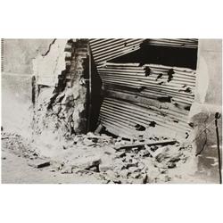 215 Agustí Centelles (1900-1985)2 fotografías de los efectos del bombardeo de febrero en Barcelona,