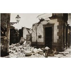 221 Luis Vidal (XX)Efectos del bombardeo en Almeria, 1937.Gelatina de plata, 18 x 28 cm, sello húmed