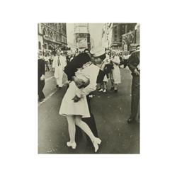 246 Alfred Eisenstaed (1898-1995)V Day Kiss, 1945Gelatina de plata, 33 x 25,5 cm, papel 26 x 28 cm,