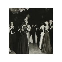 248 Robert Doisneau (1912-1994)Fiesta en una jardín, década de 1950.Gelatina de plata, 9,5 x 9,5 cm,