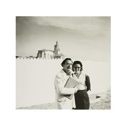 269 Ricard Sans (1911-1972)Salvador Dalí y Gala en Cadaques, 1954.Gelatina de plata, 24 x 18 cm, tir