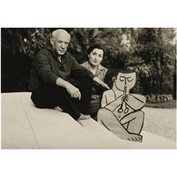 271 Fotógrafo desconocido (XX)Retrato de Pablo Picasso y Jacqueline Picasso junto a un fauno, 1950-1